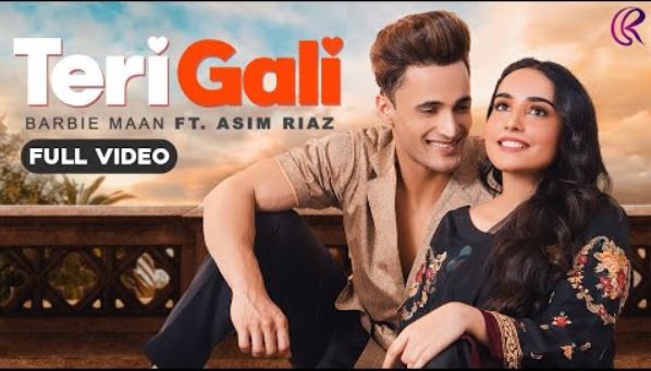 Teri Gali Lyrics Barbie Maan Guru Randhawa Teri Gali Lyrics Barbie Maan Song - Teri Gali Singer - Barbie Maan Lyrics - Guru Randhawa Music - Vee Music Male Lead - Asim Riaz Mix/Master - Cross Flow recordings (London) Recorded at - 751 Studios Video director - Yaadu Brar Project by - Gold Media, Bull18 Network Teri Gali Lyrics Barbie Maan Barbie Maan’s has made it to the music charts with her latest song ‘Teri Gali’. Featuring the female vocalist with Asim Riaz, the song celebrates the incompleteness of love in the most beautiful way. Set in the backdrop of 1947, the partition era, the song tells the tale of an incomplete love that leaves behind unfulfilled dreams and memories. The credits of the song, it has lyrics and composition of Guru Randhawa and music by Vee Music. This is the first time Barbie Maan and Guru Randhawa have collaborated. Guru mostly writes songs only for his own singles, but this time he has rooted for another artist. [su_heading]Teri Gali Lyrics Barbie Maan[/su_heading] Main Buhe Tapp Ke Baariyan Ve Main Teri Gali Aa Gayi Sajjna Main Buhe Tapp Ke Baariyan Ve Main Teri Gali Aa Gayi Sajjna Begaane Kitte Main Haye Apne Vi Le Teri Gali Aa Gayi Sajjna Main Buhe Tapp Ke Baariyan Ve Main Teri Gali Aa Gayi Sajjna Khuda Di Khudayi Ve, Maar Mukayi Ve Teri Haye Judayi Allhad Mutiyar Nu Haan Kinna Tainu Chahundi Main Si Hasdi Hasaundi Ve Tere Piche Rondi Hunn Paige Kehde Raah Nu Raatan Kaaliyan De Vich Haye Teri Mainnu Khinch Le Teri Gali Aa Gayi Sajjna Main Buhe Tapp Ke Baariyan Ve Main Teri Gali Aa Gayi Sajjna Waal Kanghi Vi Na Kite Main Tere Pichhe Bul Site Main Gam Saare Peete Main Bacha Le Mutiyar Nu Haan Raatan Jag Jag Ke Sutte Reh Gaye Baag Ve Ujad Gaye Baag Ve Apna Le Mutyaar Nu Begaane Kite Main Haye Apne Vi Le Teri Gali Aa Gayi Sajjna Main Buhe Tapp Ke Baariyan Ve Main Teri Gali Aa Gayi Sajjna [su_heading]Teri Gali Lyrics In Hindi Barbie Maan[/su_heading] मैं बूहे टप्प के बारियाँ वे मैं तेरी गली आ गयी सज्जना मैं बूहे टप्प के बारियाँ वे मैं तेरी गली आ गयी सज्जना बेगाने कित्ते हाय अपने वि ले तेरी गली आ गयी सजना मैं बूहे टप्प के बारियाँ वे मैं तेरी गली आ गयी सज्जना खुदा दी खुदाई वे मार मुकाई वे तेरी हाय जुदाई अल्लहड़ मुटियार नु हाँ किन्ना तैनू चाहूंगी मैं सी हसदी हसौन्दी वे तेरे पीछे रोंदी हुण पैगे कहदे राह नु रातां कालियां दे विच हाय तेरी मेनू खिंच ले तेरी गली आ गयी सज्जना मैं बूहे टप्प के बारियाँ वे मैं तेरी गली आ गयी सज्जना वल कंघी वि ना किते मैं तेरे पीछे बुल सीते मैं गम सारे पीते मैं बचा ले मुटियार नु हाँ रातां जाग जाग के सुट्टे रह गए पाग वे उजड़ गे बाग़ वे अपना ले मुटियार नु बेगाने कित्ते मैं हाय अपने वि ले तेरी गली आ गयी सजना मैं बूहे टप्प के बारियाँ वे मैं तेरी गली आ गयी साजन [su_heading]Story[/su_heading] The song begins with an old lady (Barbie Maan) penning down her feelings in her handbook at her home in Amritsar in 2002. She then goes on to tell a beautiful story of love to her little girl. Then we're taken back to the year 1947, where we meet the young lovebird's Asim Riaz and Barbie Maan, enjoying a fun bike ride in Lahore before they receive shocking news for Barbie's parents. Yes, they get the news of the 'partition,' with Barbie's parents informing her that they have to move out now. The duo is shocked and numb, though they don't utter a word, the expressions on their face say it all.