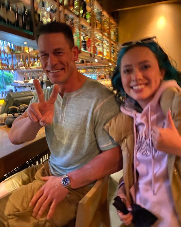 John Cena became a trend in social networks after a young woman identified the actor in a restaurant in Bogotá and uploaded a photo with him to his Twitter account. The reason why the Hollywood star is in Colombia is still unknown